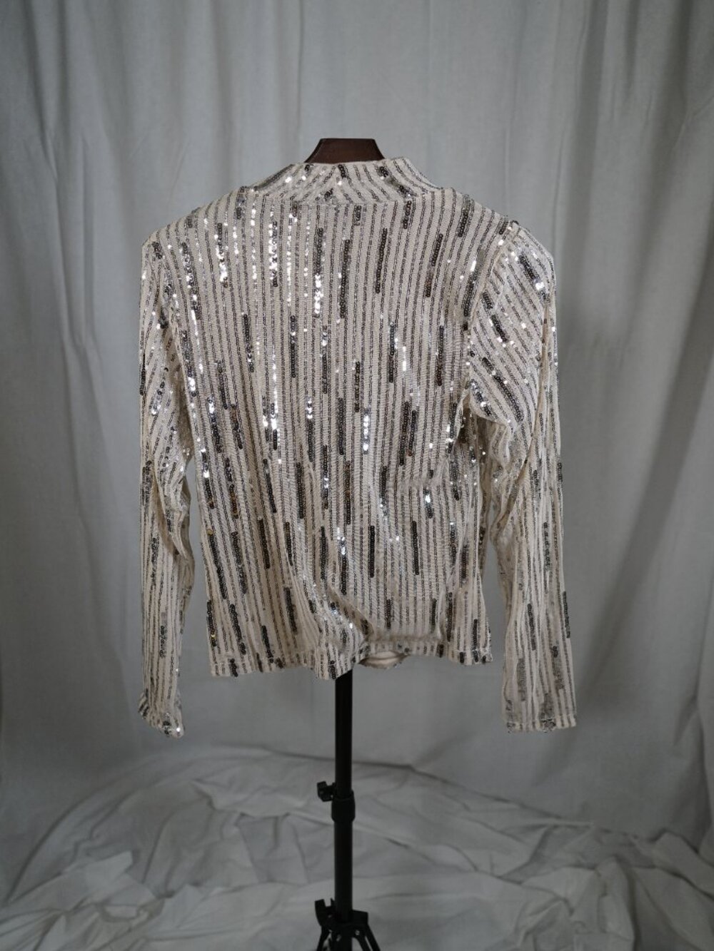 Sanctuary NWT Silver Sequin Mock Neck Long Sleeve Top XS - Picture 3 of 7